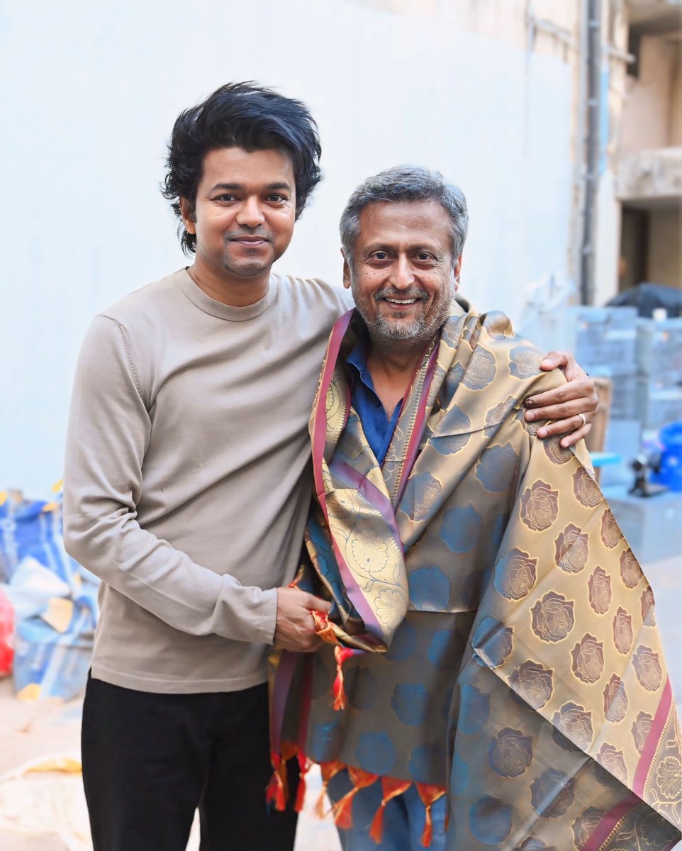 Koraippalpuli20's tweet photo. இந்த ஒரு புகைப்படத்துக்காக தான் இத்தனை நாள் காத்துக்கொண்டு இருந்தேன். ரொம்ப ரொம்ப மகிழ்ச்சியா இருக்கு. எனக்கு மிகப்பிடித்த என் தளபதியும், இயக்குனர் தரணி அவர்களும். எப்பவும் விஜய் அண்ணாக்கு கதை செய்து வைப்பவர். நல்ல மனிதன். கமார்ஷியல் கிங்க்.
#20YearsOfGhilli
#GhilliReRelease ❤💖 https://t.co/1qS6j0Bg7N