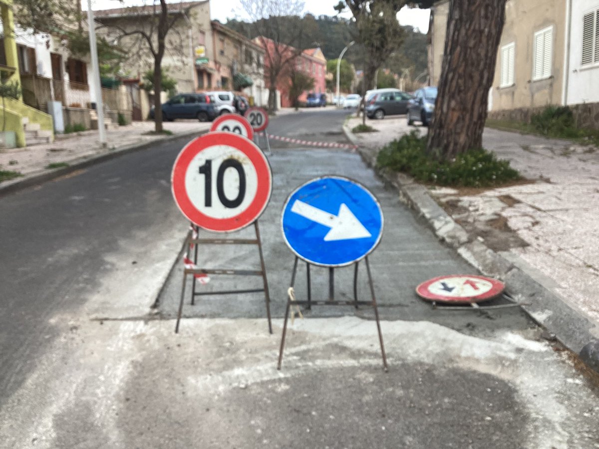 Manolo_Mureddu's tweet photo. 🔴 RIMOSSO DOSSO DA RADICI NELLA VIA SATTA A CARBONIA

Un piccolo intervento, ma che di fatto risolve un serio problema di sicurezza esistente da molti anni. https://t.co/eX840QuVqz