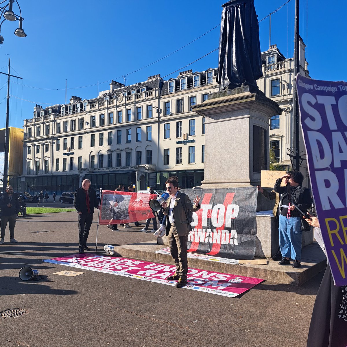 Fantastic to see Glaswegians turn out in short notice against the Rwanda Bill. Rishi Sunak toasted its passing in Downing St - showing his warped & twisted view of Asylum Seekers ❌️ Well, we will toast to the demise of his Government, & for a future where ALL are welcome 💚