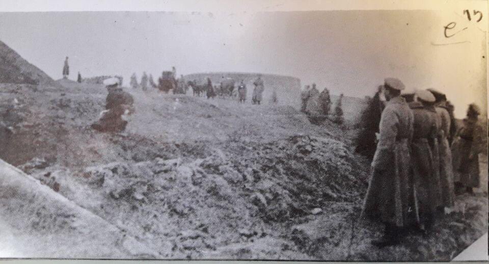 KGB arşivinde e-15 olarak numaralandırılmış bir fotoğraf.
Rus askerleri Duşanbe yakınlarında Enver Paşa'nın askerlerinden bir Türk askere öldürmeden önce kendi mezarını kazdırmış ve kurşuna dizmek için manga düzenine geçmişler.  Sovyet ajanları ise bu sahneyi fotoğraflamış.