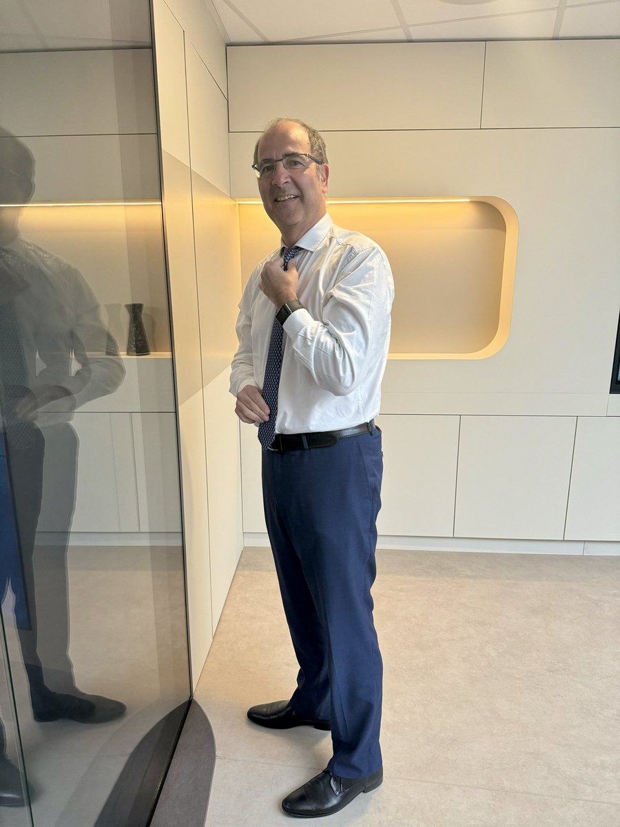 In the starting blocks for the session. No tie, no session for the expert Olivier Hanon (with permission).