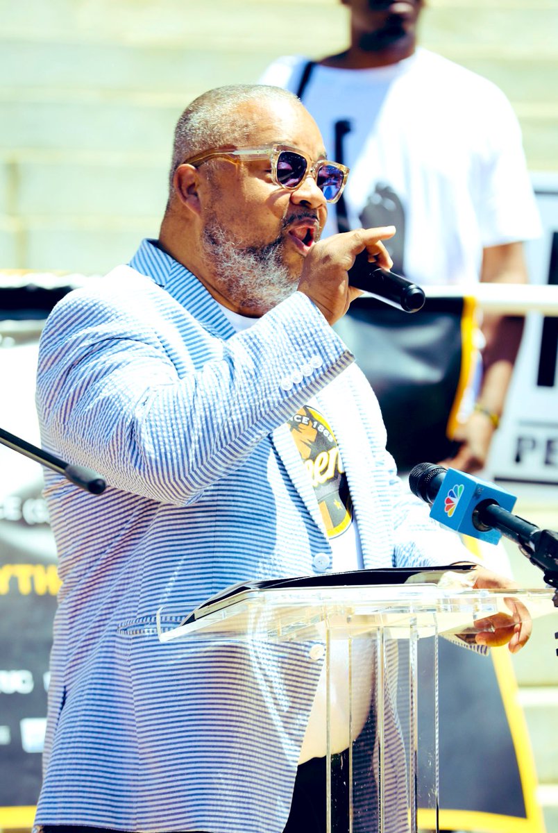 .@RepDonaldPayne led NJ’s only majority-Black congressional district w/ a heart full of love for—& proximity to—its people. You could find him in the community passing batons to graduates; fighting for reparations on City Hall’s steps and democracy & police accountability in DC.