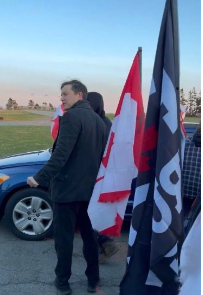 🧵#NeverPoilievre courts far right extremists AGAIN. 
For 23 days (so far) a small group of #FreedumbConvoy alums have camped out to “protest” the carbon levy that has minor impact on food & gas costs & for which most people get a rebate higher than anything they’ve paid #cdnpoli