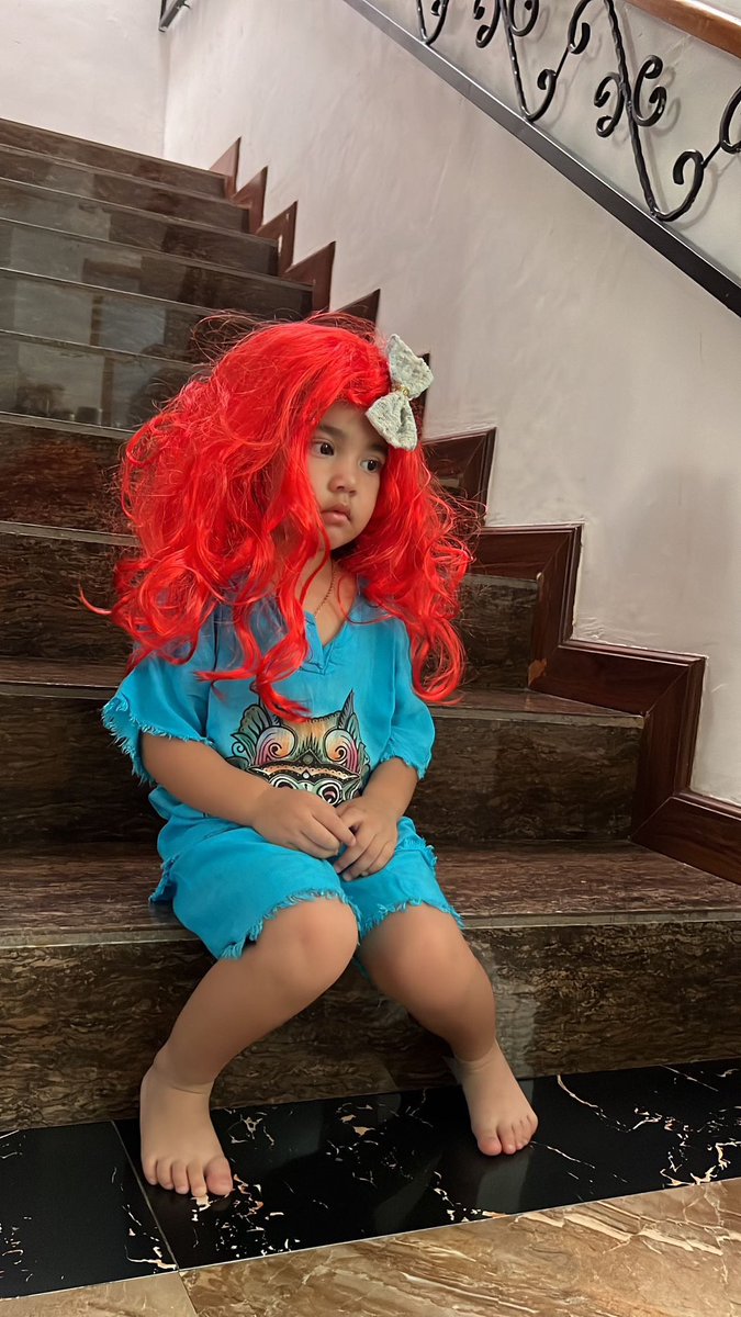 Ilayya tuh kadang lebih suka main sendiri meskipun ada beberapa sodara ke rumah. Trus kata Nada “aunty kasian banget ilayya main sendiri, kecil-kecil dah jadi sad girl dia”. Heh😭🫵🏻🫵🏻🤣