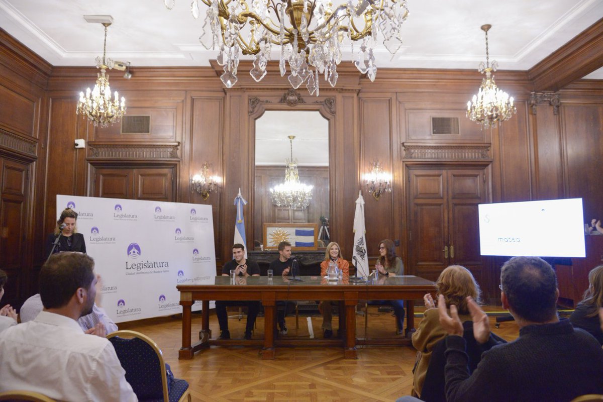 🏅👥 En un evento realizado en el Salón Montevideo del Palacio Legislativo, se reconoció con el Diploma al Emprendedor a Silvina González, fundadora de “Serendipia Juguetes” en el rubro de Desarrollo Económico, y a Uriel Charne e Ilan Zaltzman, creadores de “Matea Experience”.