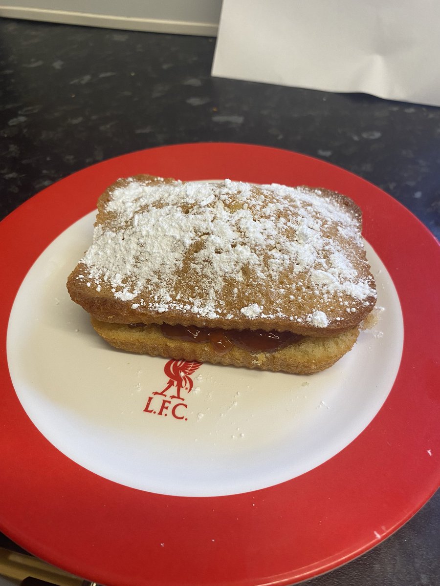 ChloeJones6's tweet photo. Jude’s Victoria sponge was delicious 😋👨🏻‍🍳🍰❤️ @Mrs_kirby29 @appleofmyeyepl @PinehurstP https://t.co/omLxtmFBAn