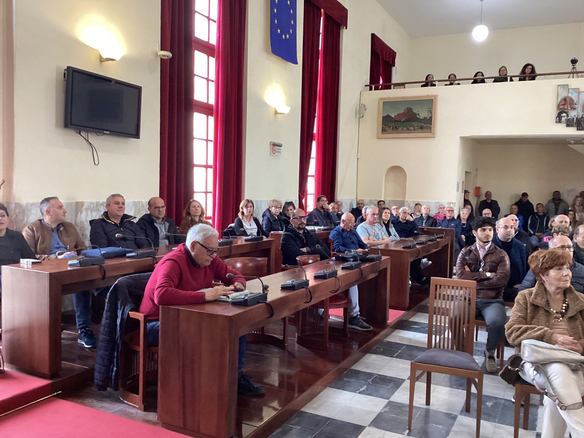 Manolo_Mureddu's tweet photo. 🔴 Grande partecipazione all’incontro promosso ieri dall’Amministrazione comunale di Carbonia per presentare gli interventi per la riqualificazione del patrimonio pubblico cittadino sulle direttrici della:

- CITTÀ DEL PAESAGGIO
- CITTÀ DEI SERVIZI
- CITTÀ DELLA TRANSIZIONE ECO https://t.co/r9glycbblf