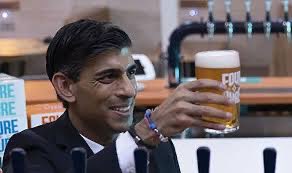 Sunak’s PR team has issued this photo to show us that he isn’t ’pint size’ as Angela Rayner claimed. 
They are finding it much harder to find a photo showing us he isn’t a loser #PintSizedLoser