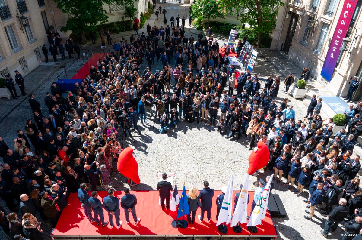 SecCivileFrance's tweet photo. 🧑‍🚒#ÀlinterieurDesJeux Hier à l’hôtel de Beauvau, la Sécurité civile était présente pour accueillir les drapeaux des #JOP2024.
👉 Relais de la flamme, Jeux Olympiques et Jeux Paralympiques, nous serons mobilisés tout au long des épreuves aux côtés des sportifs et des spectateurs ! https://t.co/JT7icJoMCe