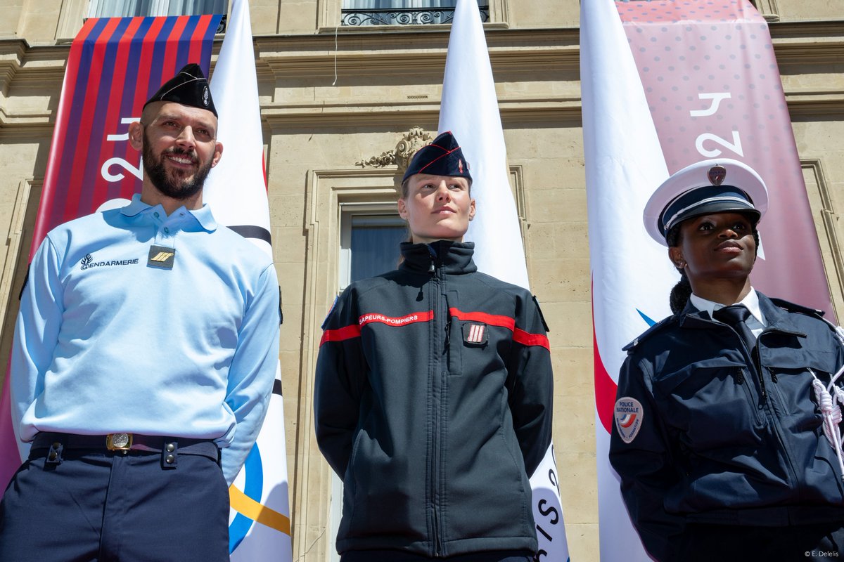 SecCivileFrance's tweet photo. 🧑‍🚒#ÀlinterieurDesJeux Hier à l’hôtel de Beauvau, la Sécurité civile était présente pour accueillir les drapeaux des #JOP2024.
👉 Relais de la flamme, Jeux Olympiques et Jeux Paralympiques, nous serons mobilisés tout au long des épreuves aux côtés des sportifs et des spectateurs ! https://t.co/JT7icJoMCe