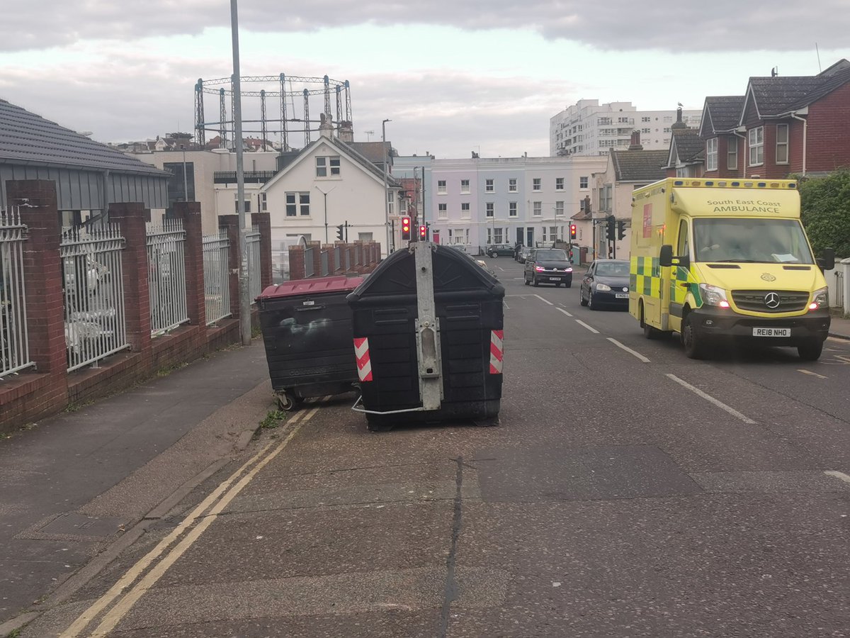 OllieMews's tweet image. @BrightonHoveCC #cityclean outside Lidl store Eastern Road getting dangerous?