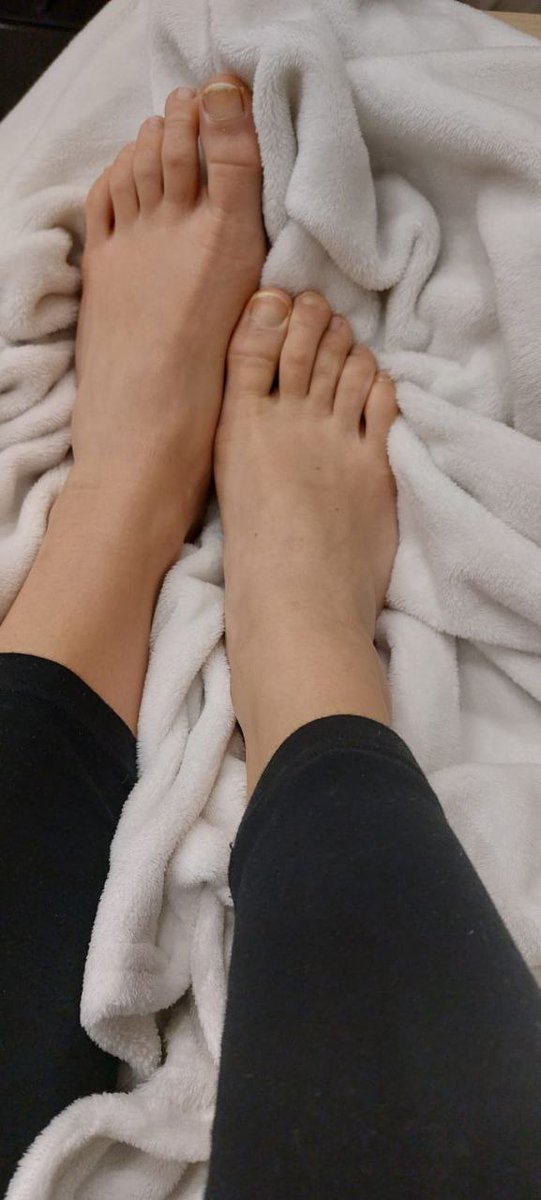 DeaMissL's tweet photo. Lingua di fuori, nullità 👸🏻

#padrona #mistress #schiavo #leccapiedi #goddess #slave #footslave #feet #dea #foot https://t.co/dIoSN0XRJ7