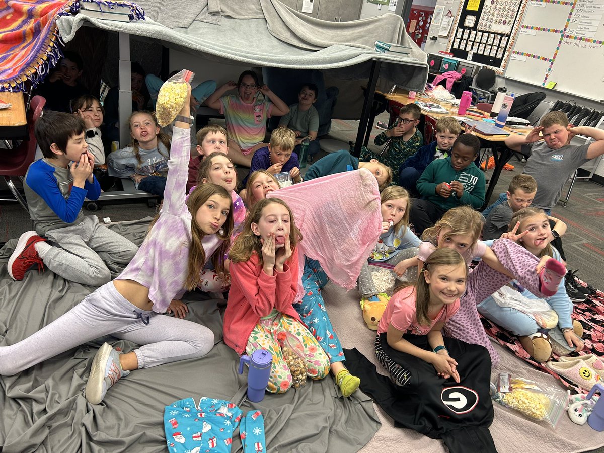 MissBloemsClass's tweet photo. We had a great class party today! We earned our party by getting class tiger tickets for following the 7 habits! We finished reading the book Matilda, so of course we had to build a fort, have some snacks, and watch the movie! #TigersTogether #GrowGreatLeaders #GilbertPride https://t.co/16iRUMgC5y