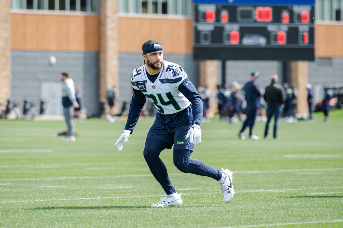 Unreal seeing the @Seahawks back on the field in jerseys, especially Canadian @jay_suth! 💪🇨🇦 #12North