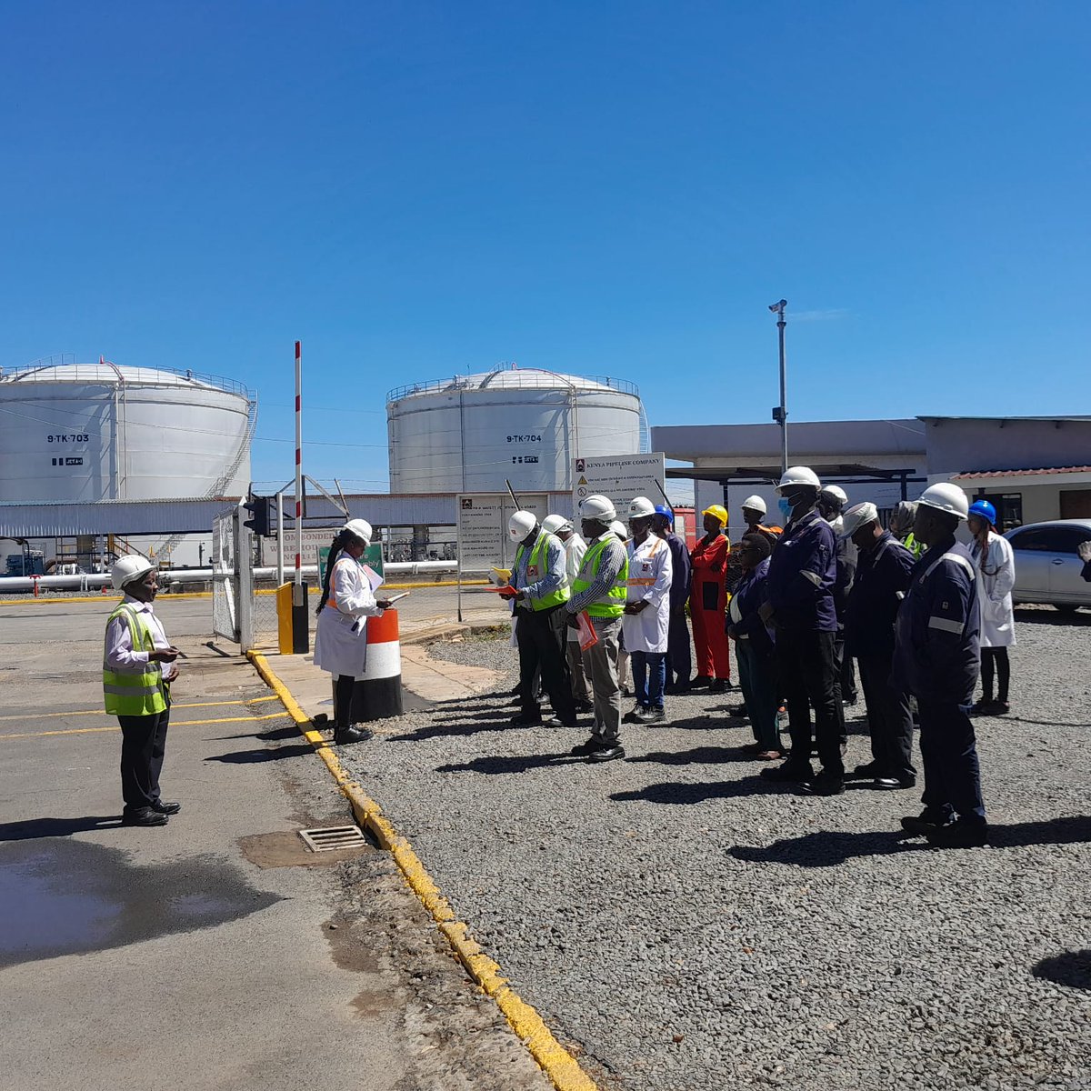 kenyapipeline's tweet photo. Its day 3 of #WorldSafetyWeek and our weeklong campaign is ongoing. We hosted KAA fire fighters at PS 9 (Nairobi, Embakasi) and and took them on a tour of our facility and fire fighting system. We also sensitized them on how to operate the equipment in the event of emergency. https://t.co/N3ZCpGwTvp