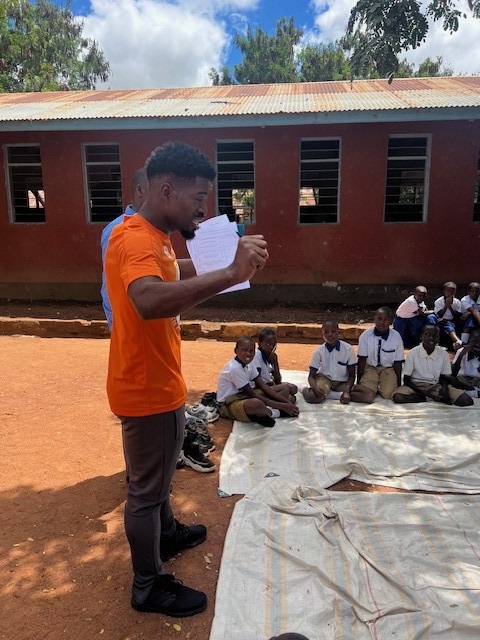 W/ @soccerwoborders, we visited 4 primary schools in Kahama, Tanzania and heard the impassioned voices of young boys cry out 'innanza na mimi,' or 'it begins with me,' a proud expression of their commitment to ending gender-based violence.  #CBIM @pacttanzania @USAIDTanzania