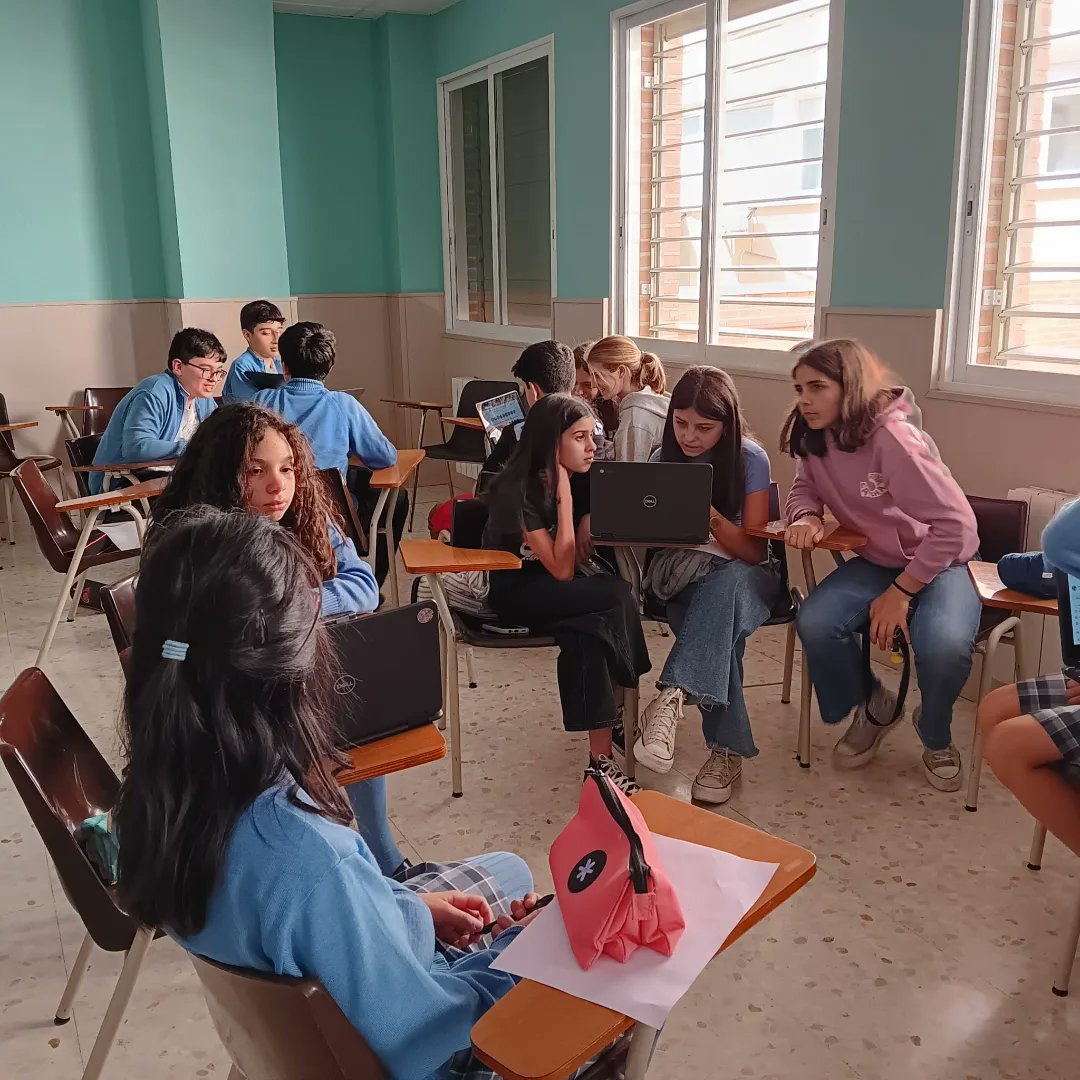 minmaculadahhc's tweet photo. Ha finalizado la visita de los alumnos del  colegio "Externato Sao Vicente de Paulo" de Lisboa 🇵🇹. Profesores y alumnos hemos compartido dos jornadas muy enriquecedoras, trabajando y aprendiendo en cooperativo, escribiendo poesías o creando animales mitológicos. #educarenrealidad https://t.co/oG9oQXvX9p