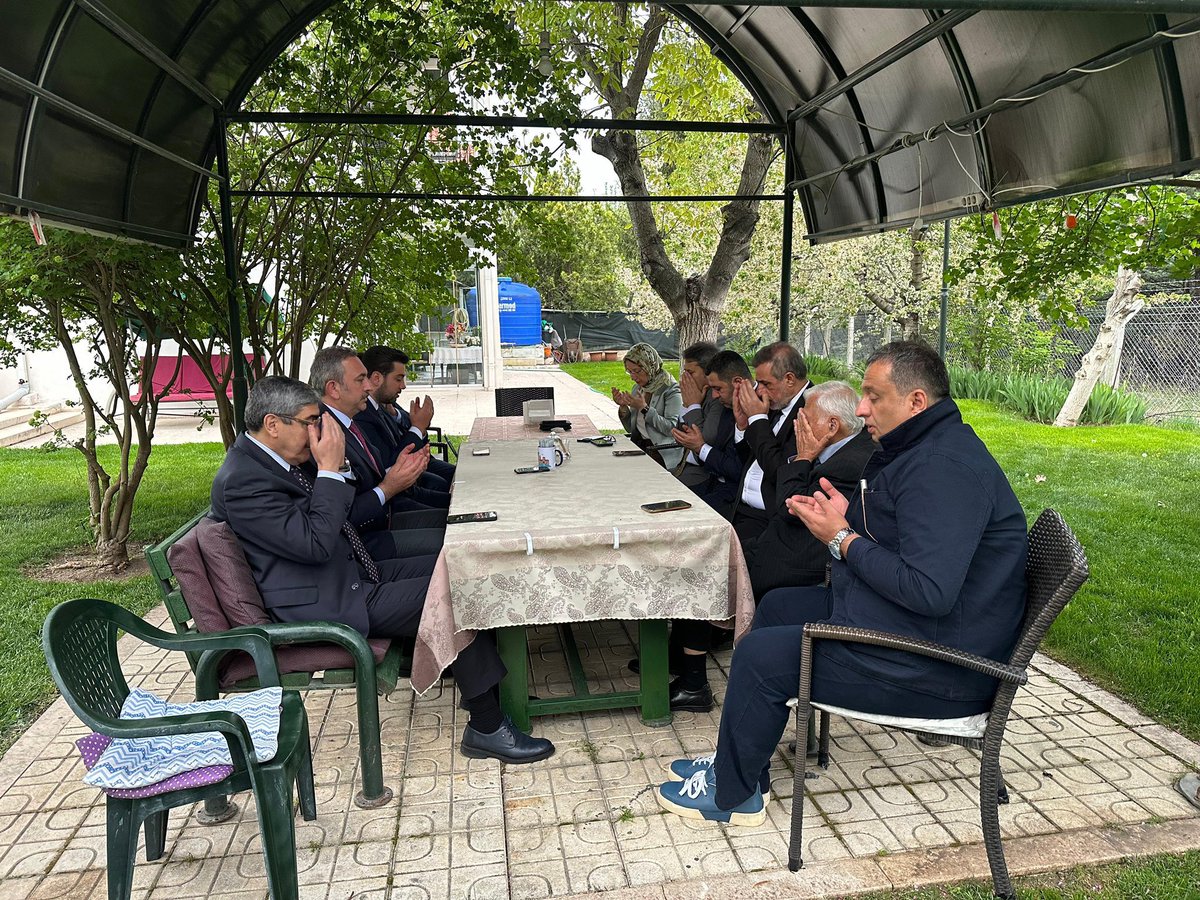 Türk siyasetinin ve Gazi şehrimizin duayen siyaset adamı, Millî Eğitim Gençlik ve Spor Bakanımız Sayın Vehbi Dinçerler’e ebediyete irtihal eden kerimeleri Hale Dinçerler için taziye ziyaretinde bulunduk. Merhumeye Allah’tan rahmet Sayın Bakanımız ve ailesine başsağlığı diliyorum.