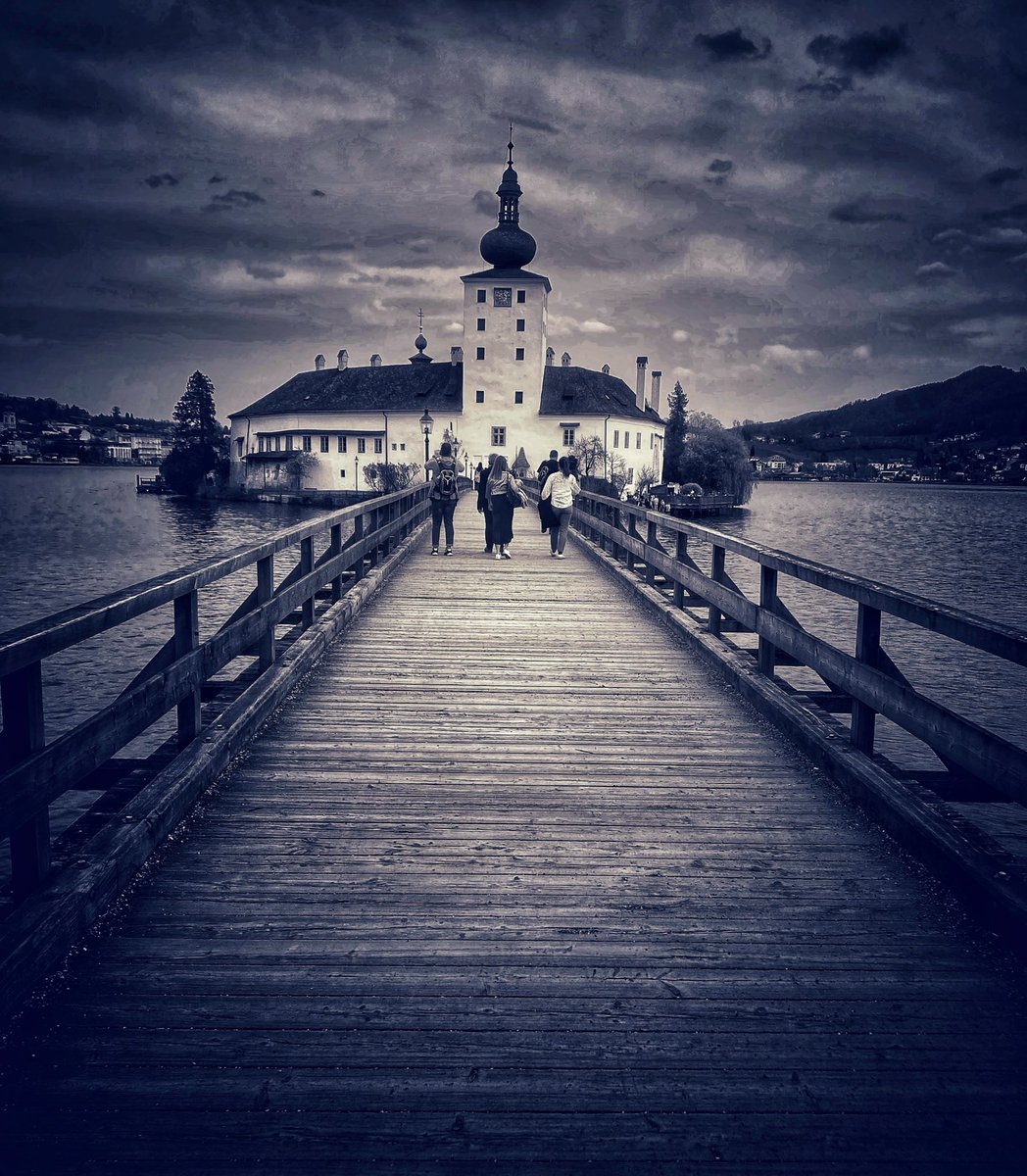 #streetphotography #photography #PhotographyIsArt #blackandwhitephotography 
#fotograf 

📍Gmunden, Austria