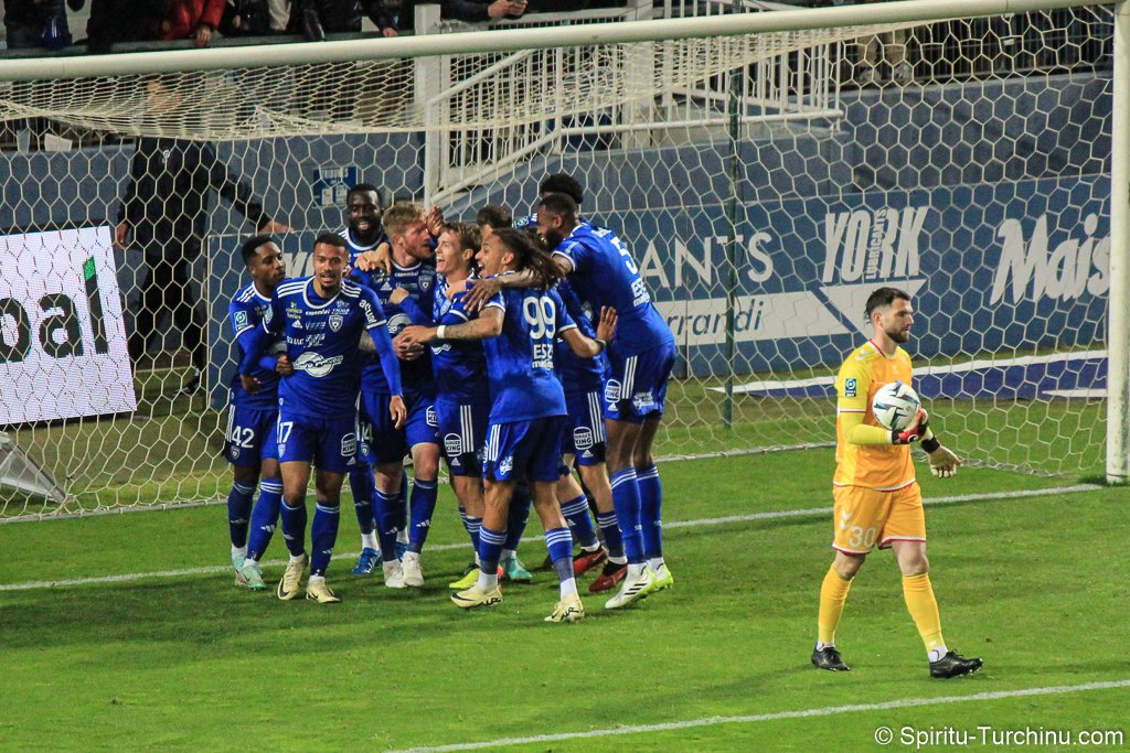 SpirituTurchinu's tweet photo. De belles mages de communion hier soir ! 🔥⚪️🔵
Les photos du match Bastia-Concarneau : https://t.co/hyrhzDAFOb #SCBUSC #SCBastia https://t.co/sYwSROCcmK