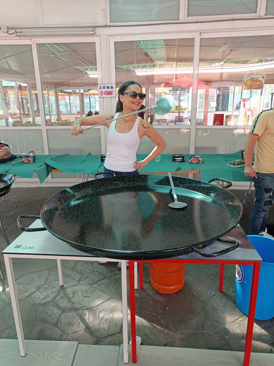 CCD_IVIASA's tweet photo. 🥘 Pella Popular #socios 

Gran domingo de amigos en la que el Club organizo una gran paella para mas de 100 socios.

❤️ Gracias a todos por vuestra colaboración y asistencia.
🙌🏻 Mención especial para nuestra valiente cocinera !!estaba buenísima 🏆

#paellagigante
#paellapopular https://t.co/G2mApCJeZj