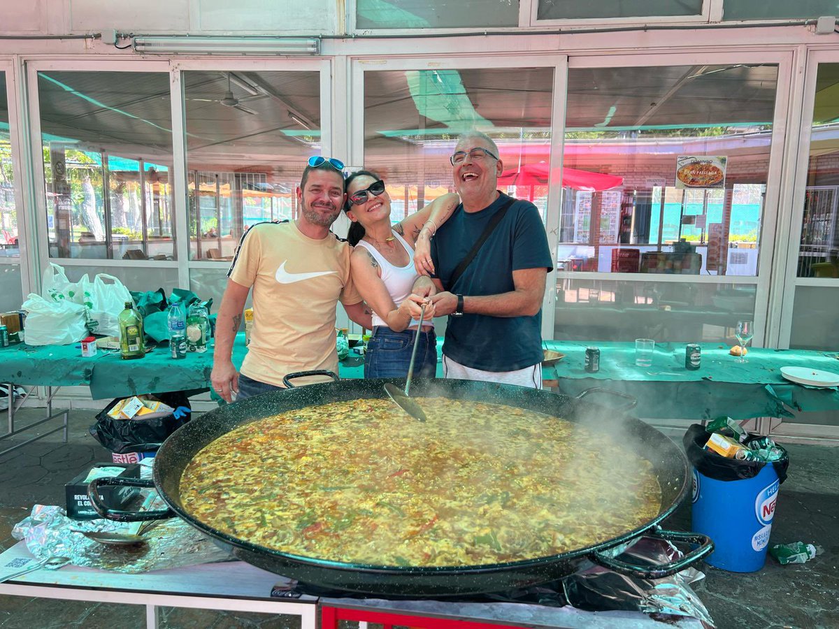 CCD_IVIASA's tweet photo. 🥘 Pella Popular #socios 

Gran domingo de amigos en la que el Club organizo una gran paella para mas de 100 socios.

❤️ Gracias a todos por vuestra colaboración y asistencia.
🙌🏻 Mención especial para nuestra valiente cocinera !!estaba buenísima 🏆

#paellagigante
#paellapopular https://t.co/G2mApCJeZj