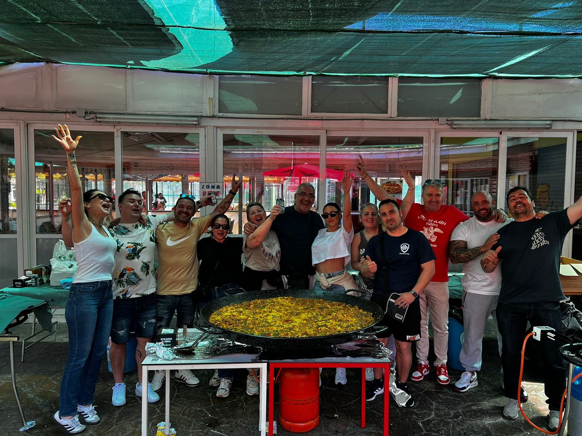 CCD_IVIASA's tweet photo. 🥘 Pella Popular #socios 

Gran domingo de amigos en la que el Club organizo una gran paella para mas de 100 socios.

❤️ Gracias a todos por vuestra colaboración y asistencia.
🙌🏻 Mención especial para nuestra valiente cocinera !!estaba buenísima 🏆

#paellagigante
#paellapopular https://t.co/G2mApCJeZj