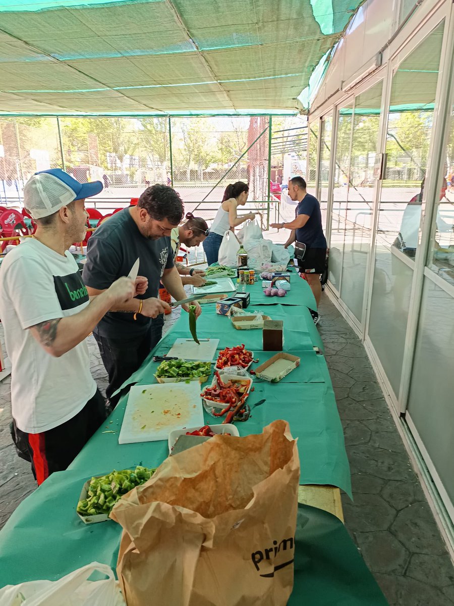 CCD_IVIASA's tweet photo. 🥘 Pella Popular #socios 

Gran domingo de amigos en la que el Club organizo una gran paella para mas de 100 socios.

❤️ Gracias a todos por vuestra colaboración y asistencia.
🙌🏻 Mención especial para nuestra valiente cocinera !!estaba buenísima 🏆

#paellagigante
#paellapopular https://t.co/G2mApCJeZj