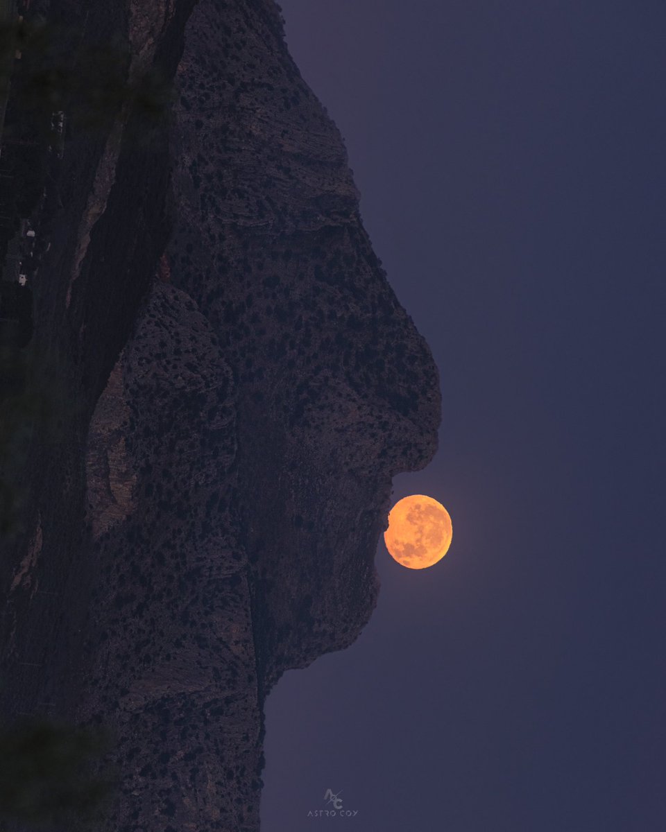 Por fin! Hoy he podido conseguir una foto que tenía en mi cabeza desde hace 6 años😱 Un beso a la Luna… en la Sierra de los Enamorados, Antequera. ¿Coincidencia?😊 (Foto volteada) @esa_es @El_Universo_Hoy @tiempobrasero @opiniondemalaga