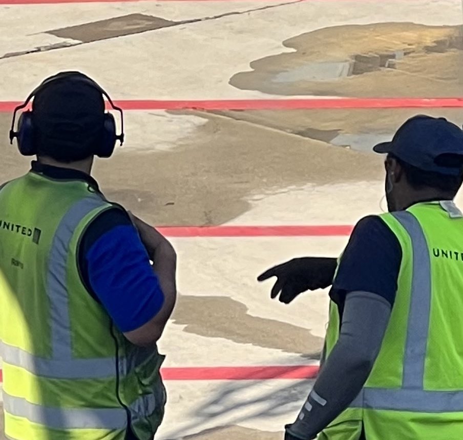 AOSafetyUAL's tweet photo. Help team members stay safe by communicating potential slip, trip, and fall hazards. #SafetyFirst #StaySafe #Safe https://t.co/DdrhBjtlnG