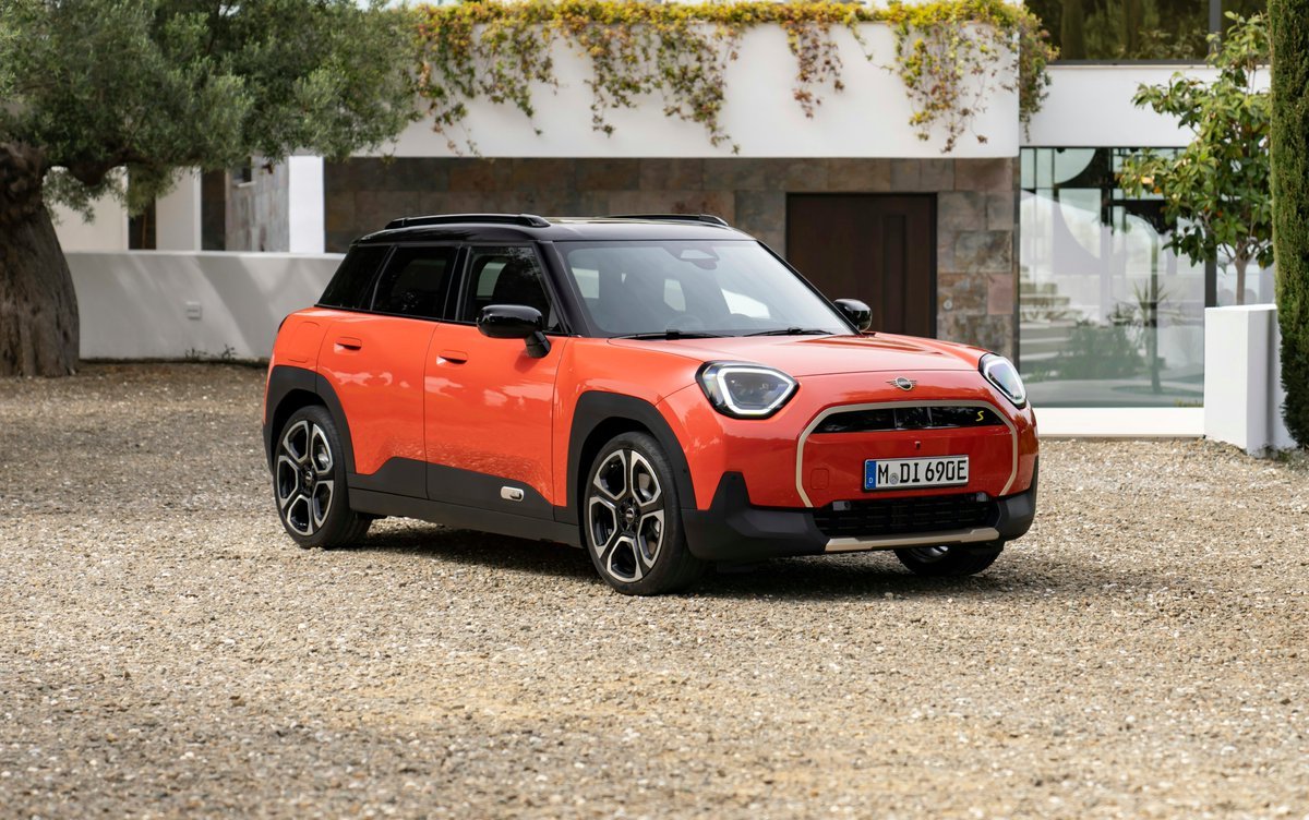 arena_ev's tweet image. The all-electric #MINIAceman is a fresh, funky, and practical addition to the EV line-up! Check out our full review! #ElectricCars #MINICooper #EV 
arenaev.com/the_mini_acema…