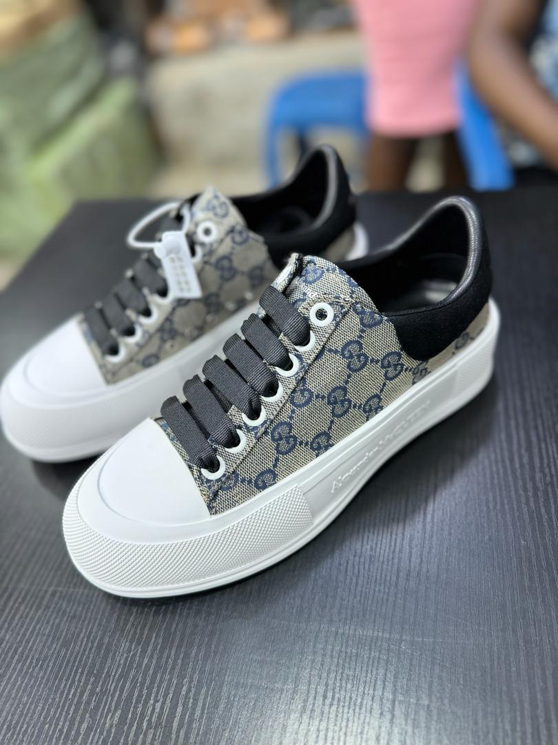 mulindwa872's tweet photo. Grab your self a pair of Alexander McQueen 👌👌
A pair is at 230k only 
0702578351 https://t.co/F1b4MxHLjn