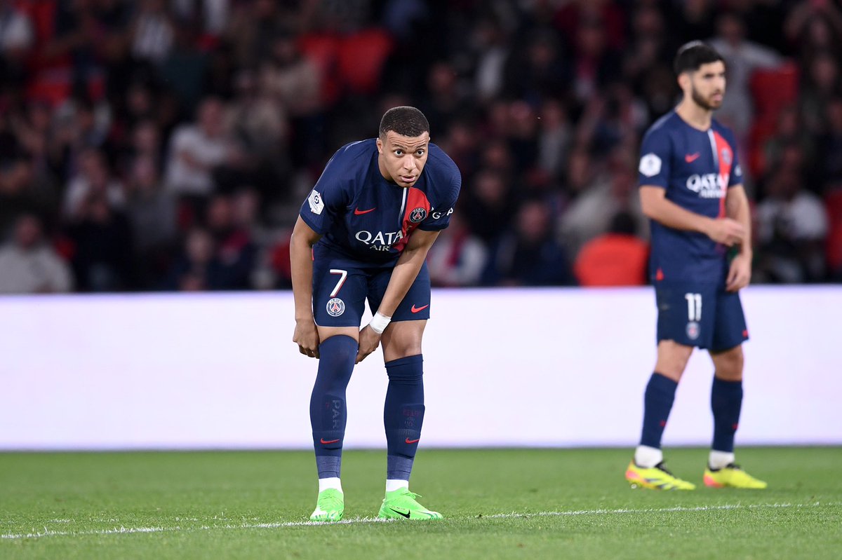 ActuFoot_'s tweet image. 42 buts TCC avec le PSG cette saison pour Kylian Mbappé ! 🐸❤️💙

Record égalé sur une saison.

via @Statsdufoot
