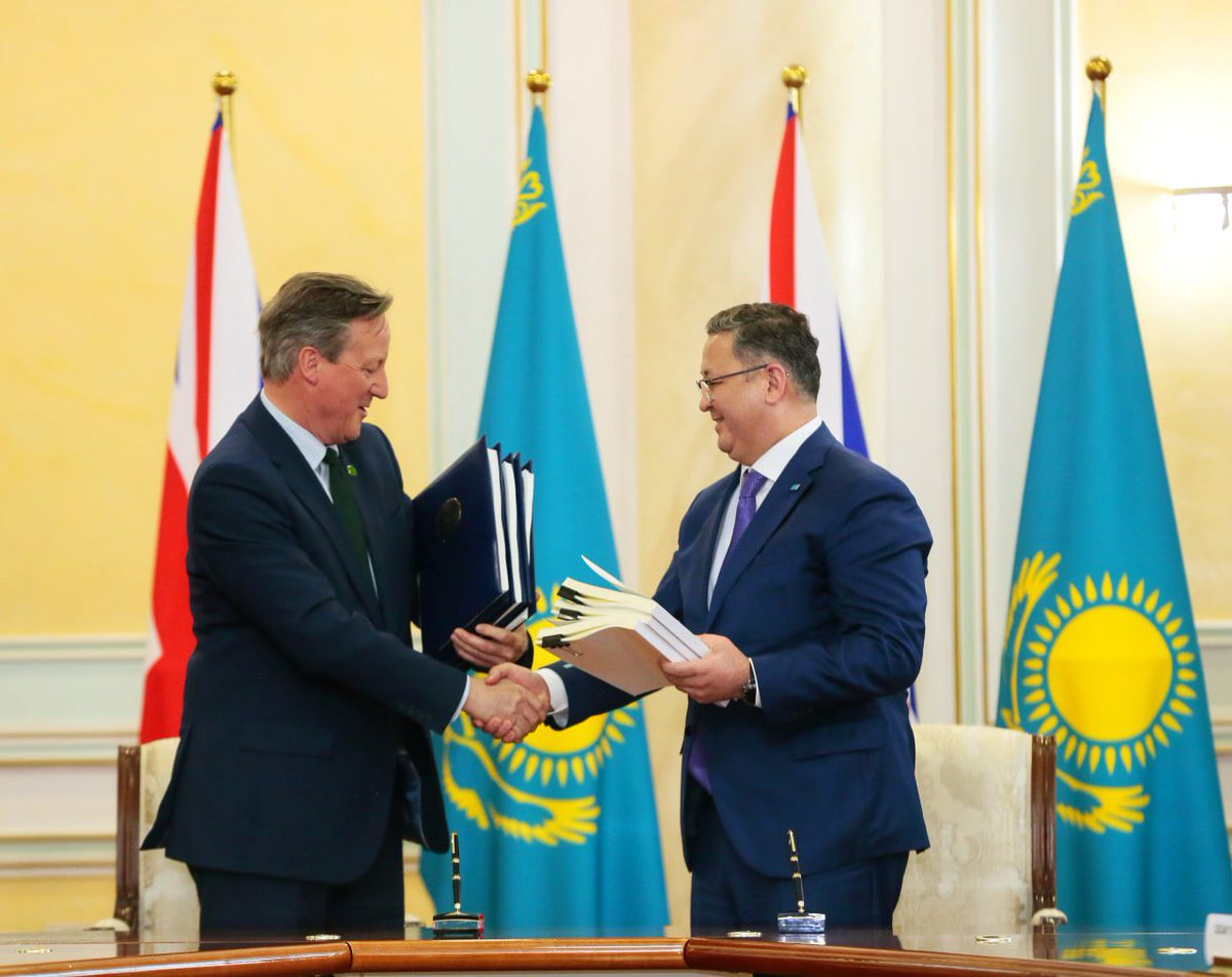 Congratulations to @MFA_KZ Murat Nurtleu & @FCODGovUK @David_Cameron on signing of the milestone Strategic Partnership & Cooperation Agreement between 🇰🇿 and 🇬🇧 in #Astana.  Warm welcome by President @Tokayev_KZ at Aqorda serves as the testament of our enduring engagement.
