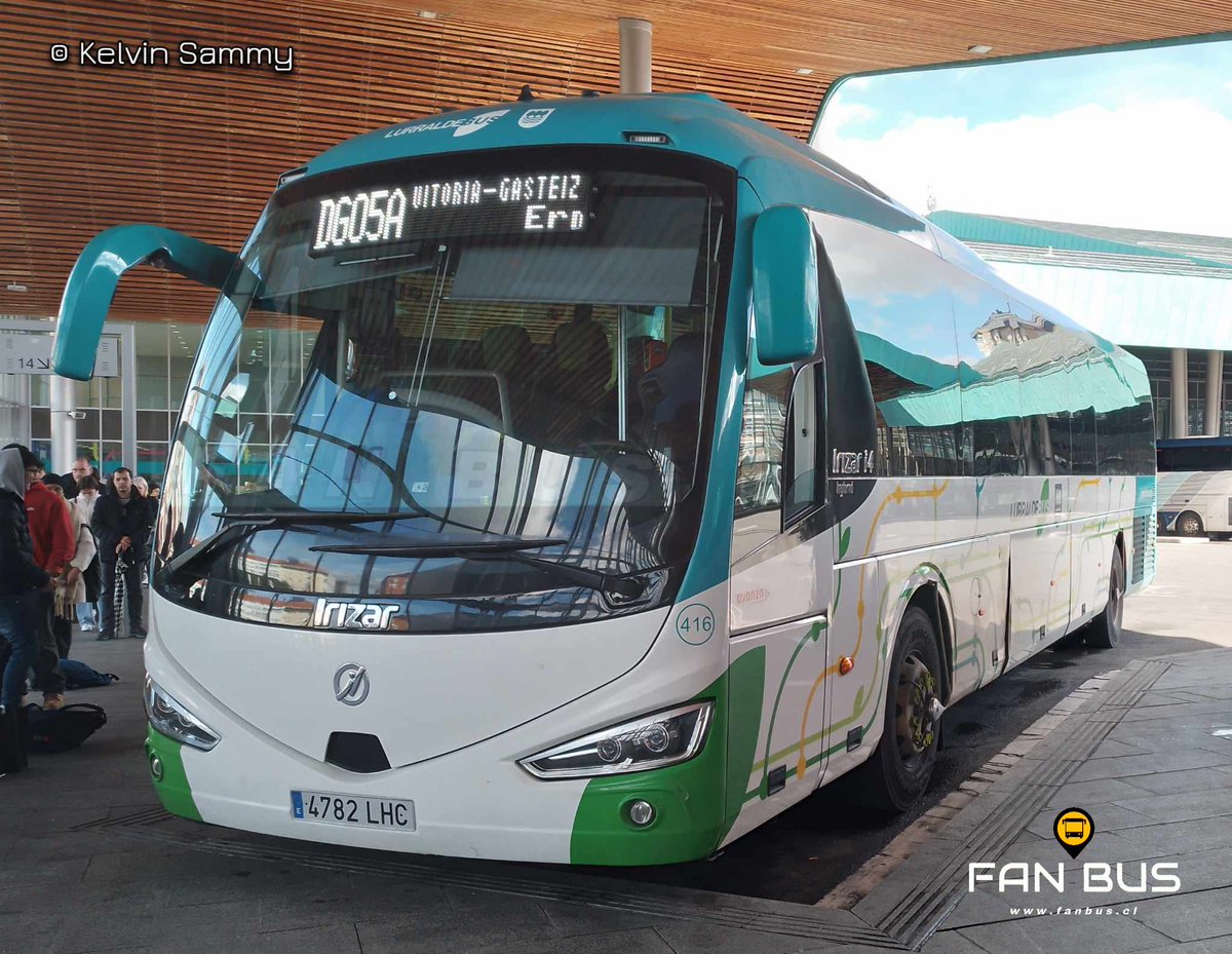 Desde España, Kelvin Sammy envió a Fan Bus la siguiente foto donde se aprecia un Irizar i4 Hybrid de 2019 (con frente actualizado). La unidad numerada como 416 pertenece a Lurraldebus
Lugar de la foto: Estación de autobuses de Vitoria/Gasteiz