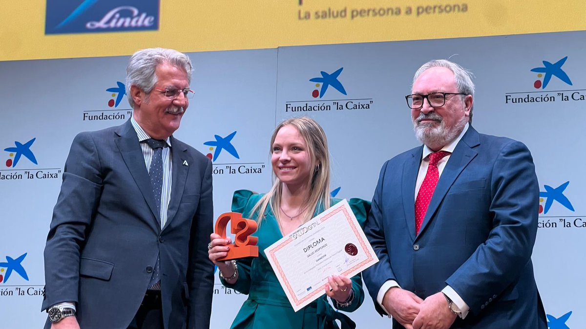 🏅 El galardón a mejor Iniciativa Pública en Salud Digital de los VIII #PremiosSaluDigital es Salud Responde de @saludand