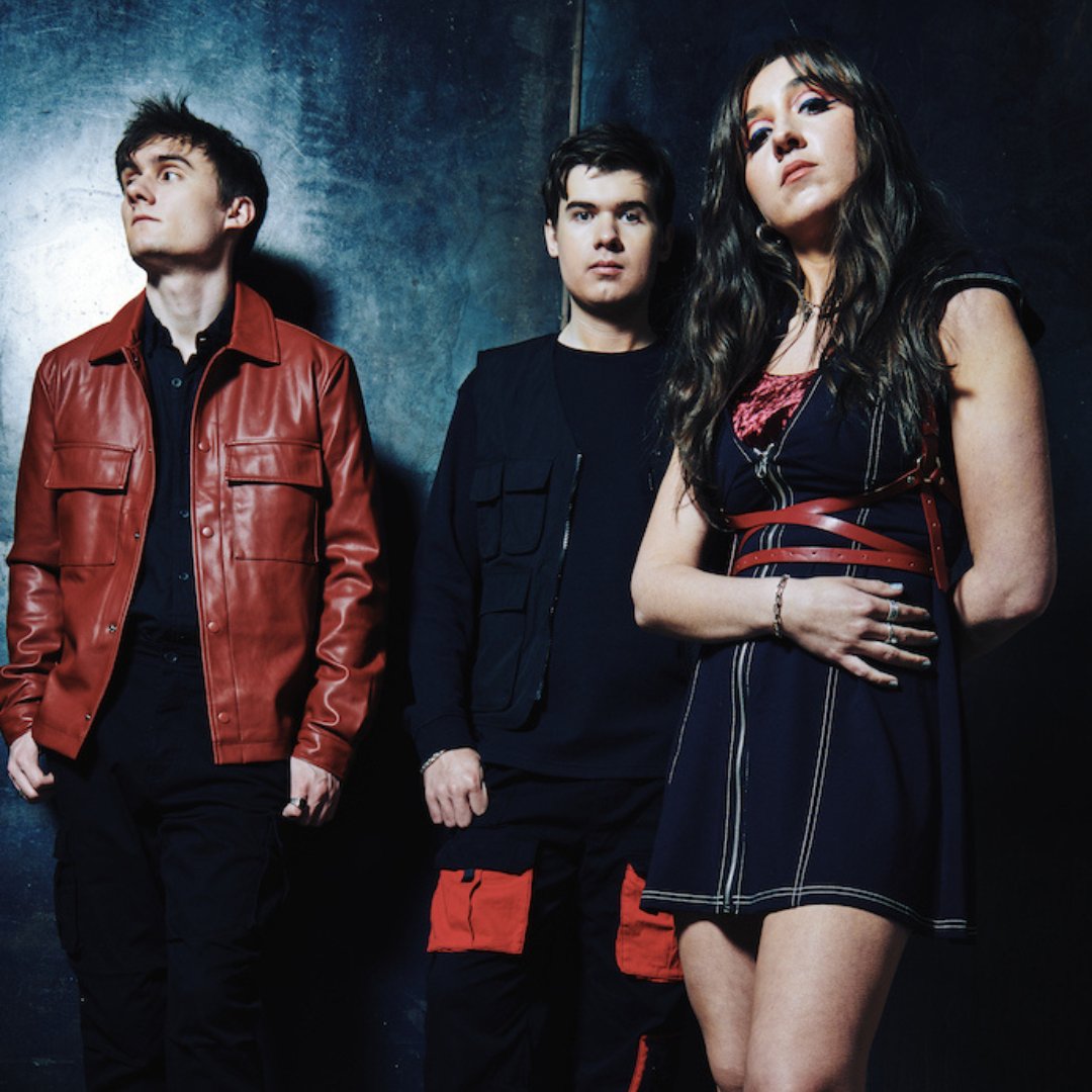 Pops of red 🌹

📸 @lindseybyrnes

#bandofsilver 
#photoshoot #indie