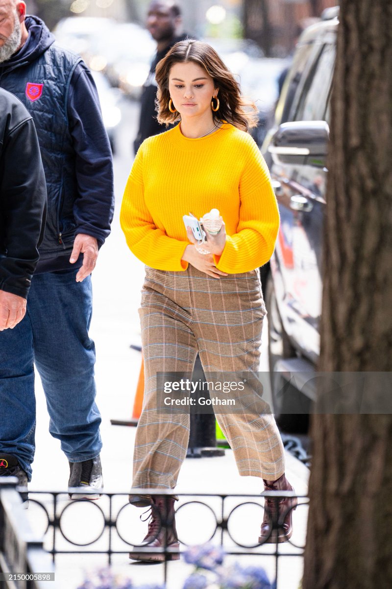 TBT? 👀

Selena Gomez foi vista gravando a quarta temporada de #OnlyMurders recentemente, em Nova York.