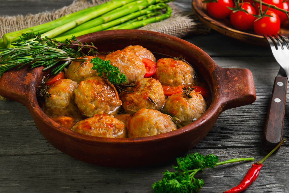 Wednesday has arrived and nearly half of the week has passed. Well, shouldn't we prepare a delicious flavor that will motivate us for the rest of the week or invite meatballs for dinner? Tonight I prepared Meatballs in Casserole from Turkish🇹🇷 Cuisine. A wonderful taste...