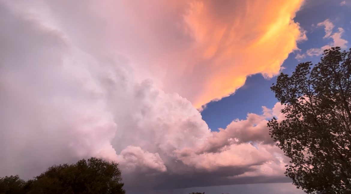 I miss days like these🥲 Here’s a view of an elevated supercell as it was coming at me, and as it was leaving! #wxtwitter #txwx #dfwwx #weather

📍Midlothian, TX / 9-24-23