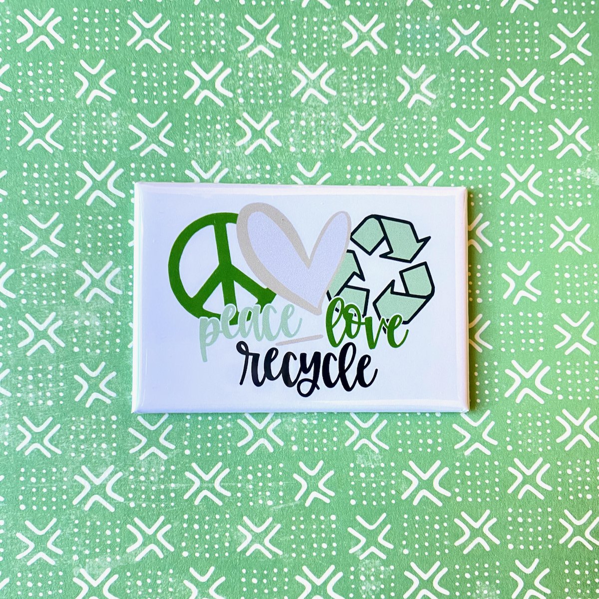 ☮️🩷♻️

#rebelbuttons #custombuttons #flair #pinbackbuttons #buttonmaking #handmade #pins #etsy #shopify #womanownedbusiness #madeintheusa #madeinarizona #magnets #custommagnets #peace #love #recycle #peaceloverecycle #doyourpart
