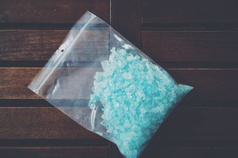 floggled's tweet photo. Lady Calls Cops on Meth Dealer After Buying Shitty Meth https://t.co/LmzAxiZg6a https://t.co/lR5T0juxVD