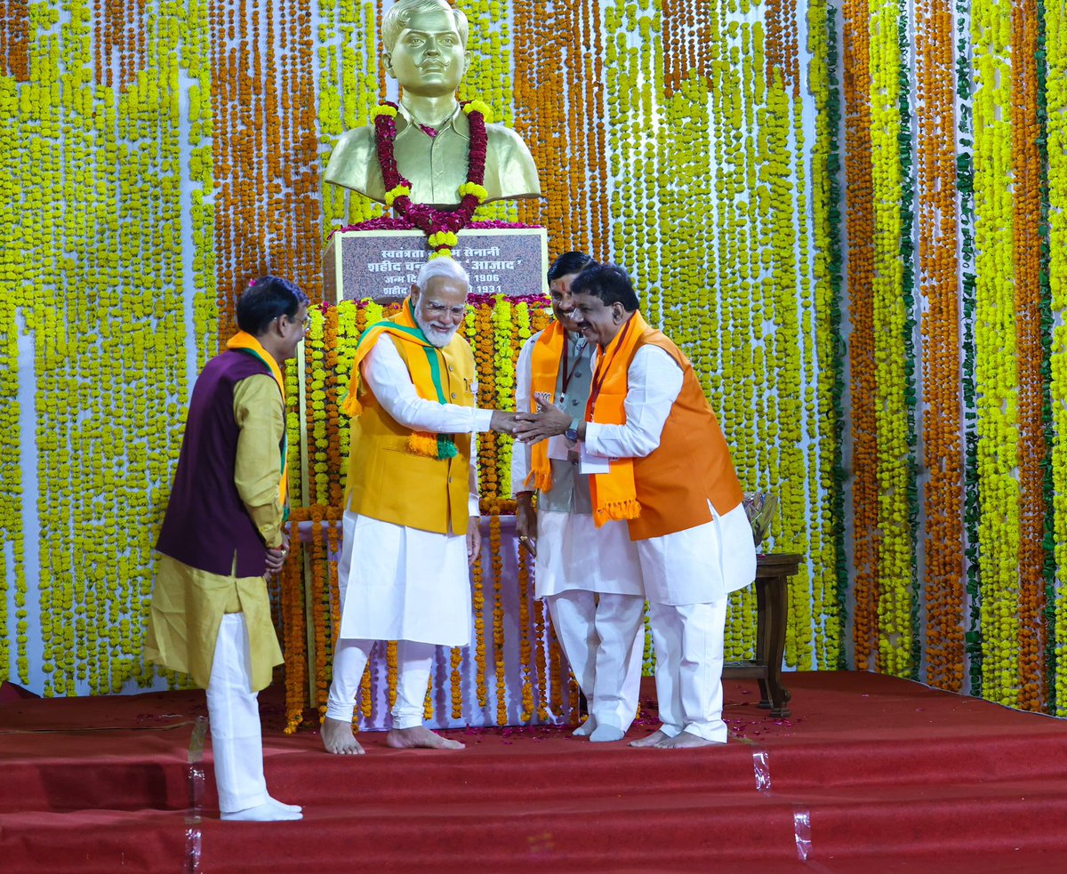 Alok_SharmaBJP's tweet photo. हिंदुस्तान के क्षितिज पर दैदीप्यमान हस्ताक्षर,
युग जननायक,भारत के यशस्वी प्रधानमंत्री
आदरणीय नरेंद्र मोदी जी का राजा भोज की नगरी भोपाल में हुआ अद्भुत, अकल्पनीय, अवर्णनीय,अप्रतिम स्वागत अभिनंदन।
#मोदीमय_मध्यप्रदेश
#MPkeMannMeModi
#ModiHaiToMumkinHai
#ModiJiInBhopal
#ModiKiGuarantee
#ModiJiinMP
@narendramodi