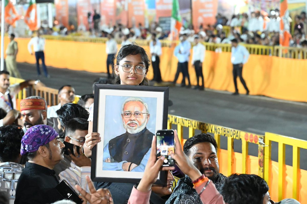 Alok_SharmaBJP's tweet photo. हिंदुस्तान के क्षितिज पर दैदीप्यमान हस्ताक्षर,
युग जननायक,भारत के यशस्वी प्रधानमंत्री
आदरणीय नरेंद्र मोदी जी का राजा भोज की नगरी भोपाल में हुआ अद्भुत, अकल्पनीय, अवर्णनीय,अप्रतिम स्वागत अभिनंदन।
#मोदीमय_मध्यप्रदेश
#MPkeMannMeModi
#ModiHaiToMumkinHai
#ModiJiInBhopal
#ModiKiGuarantee
#ModiJiinMP
@narendramodi