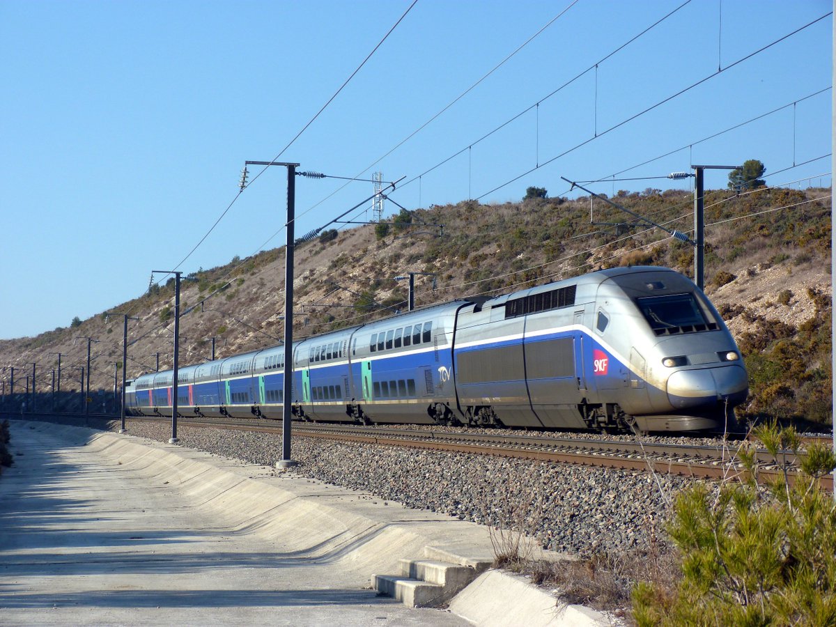 WCRrail's tweet photo. 🚆TOTW | Introduced in 1995, France's TGV Duplex revolutionized rail travel. Its double-decker design maximizes space efficiency, reaching speeds up to 320 km/h (200 mph) and accommodating over 500 passengers per train. A hallmark of modern transportation. 

#wcr #TGVDuplex https://t.co/zIQiGvSlrj
