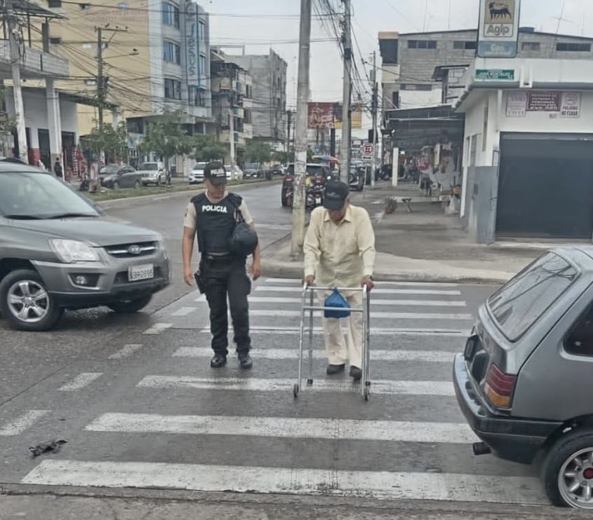 CONTROLES PERMANENTES 🚔👮‍♂️

En #Azuay, #Imbabura, #Sucumbíos y #ElOro, con presencia policial en unidades educativas y ejes viales a fin de mantener el orden público.

#PolicíaEcuador 
#Seguridad