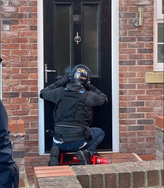 #ARREST | Crucial arrests made in connection with organised immigration crime and money laundering in Manchester. 👮 Two men arrested. 🚔 Cash, cryptocurrency assets, and fraudulent bank cards seized. Full story ➡️ orlo.uk/8P7zF