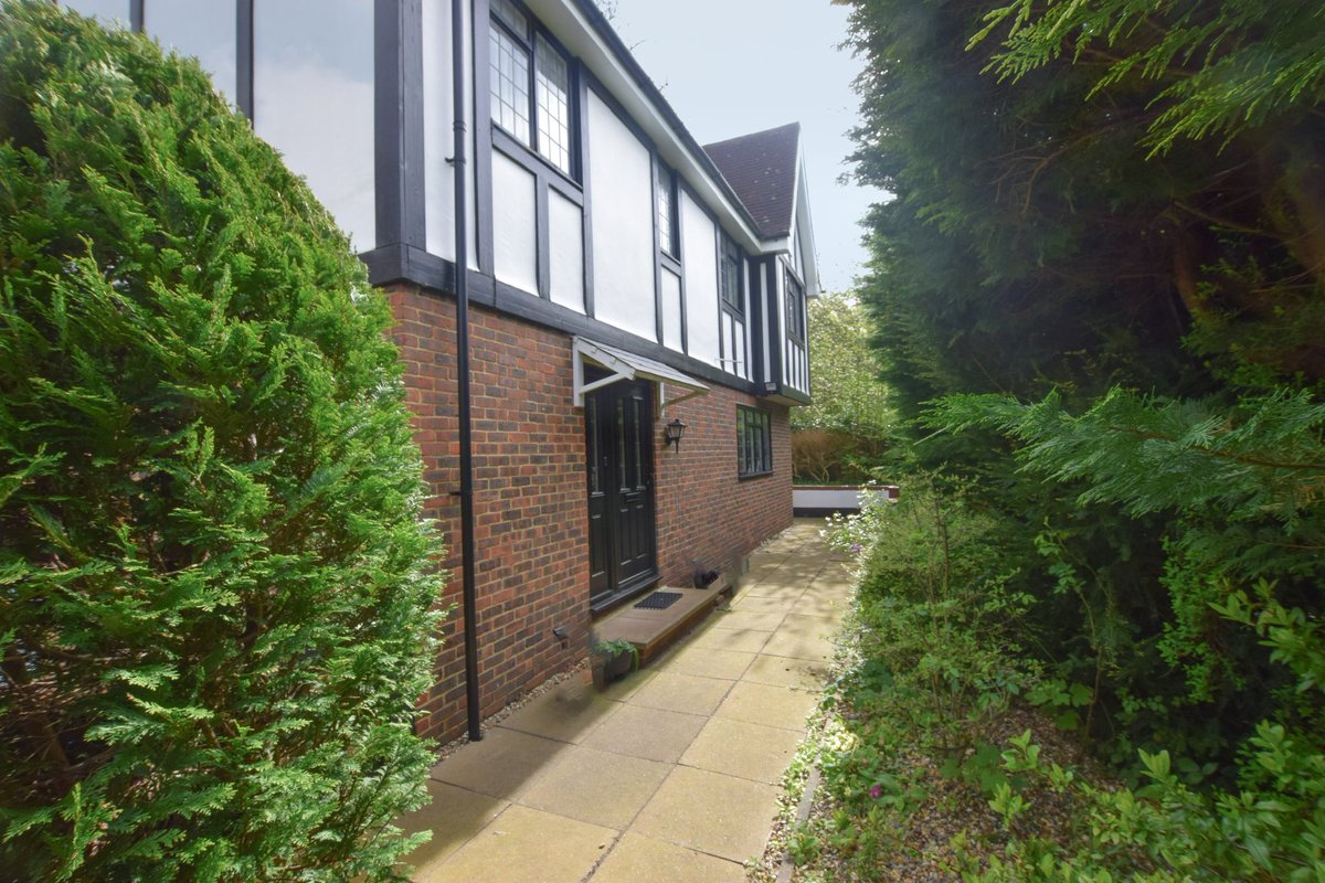 WiffenDavid's tweet photo. FOR SALE £850,000 South Croydon Nicely tucked away and adjacent to woodland this DETACHED 4 bed HOUSE offers split level and very spacious accommodation. Nice views. Double garage. Good size garden. 

Check it out and book your viewing here…
https://t.co/dsjizW5SRS https://t.co/31Sq4uWMAW