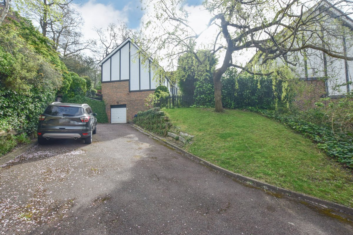 WiffenDavid's tweet photo. FOR SALE £850,000 South Croydon Nicely tucked away and adjacent to woodland this DETACHED 4 bed HOUSE offers split level and very spacious accommodation. Nice views. Double garage. Good size garden. 

Check it out and book your viewing here…
https://t.co/dsjizW5SRS https://t.co/31Sq4uWMAW
