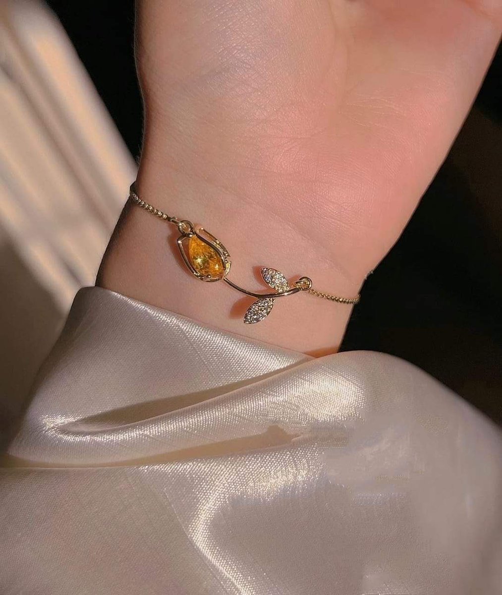untitledallure's tweet photo. tulip bracelet https://t.co/ebLjSvIe5H